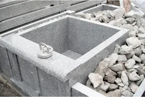 新規の墓地に墓石建立の様子